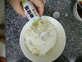 4、家常寿司,米饭煮好后加入寿司醋【建议用糯米粉做寿司更好吃一点，如果只要米饭也加一点糯米一起才好吃】