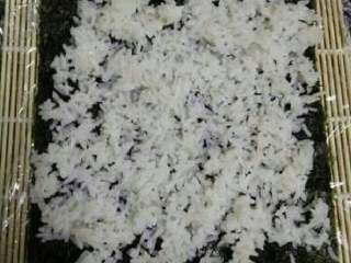 5、家常寿司,铺好米饭