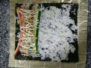 6、家常寿司,放入黄瓜，胡萝卜，火腿，肉松，挤上沙拉酱。