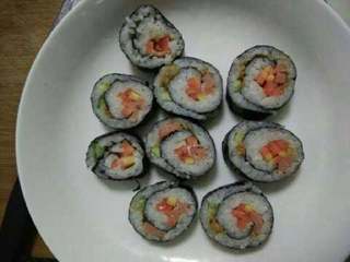 8、家常寿司,切开。