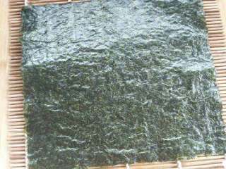 2、寿司,放好海苔。