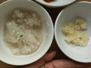 1、拌饭酱,准备所需食材 并剁碎豆瓣酱洋葱和大蒜备用