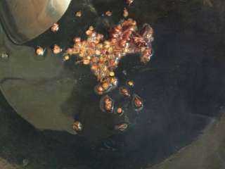 2、拌饭酱,锅中热油 下花椒八角炒香 捞出丢掉 留底油