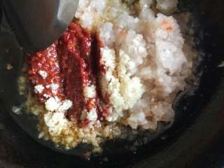 3、拌饭酱,放入剁碎的豆瓣酱 炒出红油以后放入洋葱碎和大蒜碎