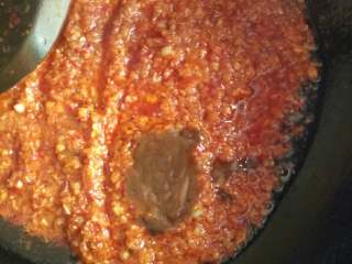 4、拌饭酱,加入甜面酱和糖翻炒均匀