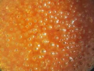 5、拌饭酱,加入鸡精调味后加水