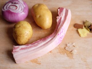 1、【再添一碗饭】の土豆炖猪肉,准备好所有的材料