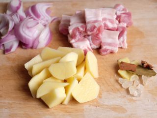 2、【再添一碗饭】の土豆炖猪肉,五花肉切成麻将大小，土豆滚刀切块，洋葱切成八等份备用