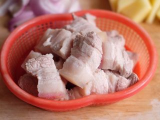 4、【再添一碗饭】の土豆炖猪肉,五花肉捞出冲洗干净，沥干备用