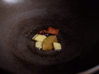 5、【再添一碗饭】の土豆炖猪肉,开火，中小火，热锅冷油放入香料