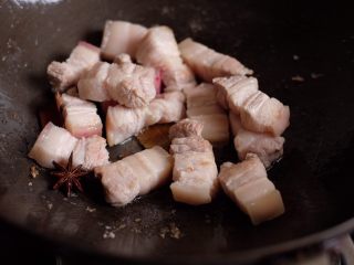6、【再添一碗饭】の土豆炖猪肉,香料煸出香味后放入五花肉快，翻炒均匀（目的是让肉的表面都略煎一下，等会煮的时候可以锁住肉汁）