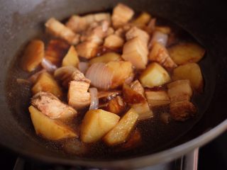 14、【再添一碗饭】の土豆炖猪肉,翻炒均匀，继续中小火炖煮