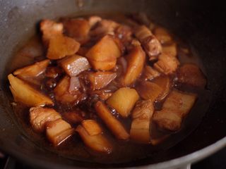 15、【再添一碗饭】の土豆炖猪肉,炖煮约15分钟后，所有材料基本已经软烂，开大火，依个人口味收汁（想要汤汁浓郁一些的，可以把汤收得干一些哦）