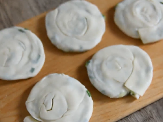 9、走遍了大半个上海,终于吃到了对味的葱油饼,用手掌压平