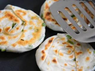 11、走遍了大半个上海,终于吃到了对味的葱油饼,中火煎至两面金黄即可