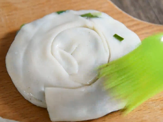 10、走遍了大半个上海,终于吃到了对味的葱油饼,两面均匀抹油