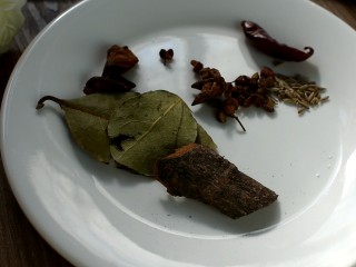 2、羊蝎子火锅,准备好所用到的香料