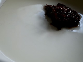 5、羊蝎子火锅,锅中倒油,加入2勺豆瓣酱