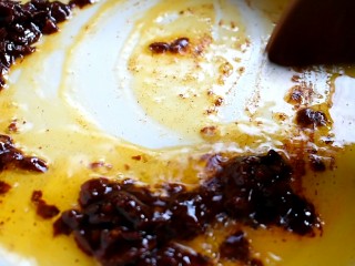 6、羊蝎子火锅,用小火炒出红油