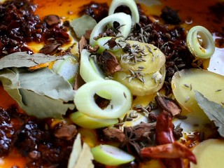 7、羊蝎子火锅,将准备好的香料倒进去