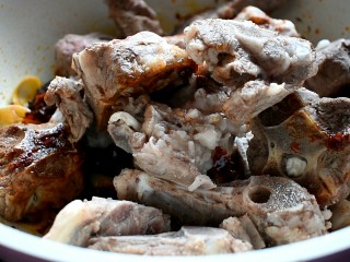 9、羊蝎子火锅,再把焯过水的羊蝎子倒入锅中