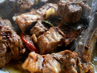 11、羊蝎子火锅,加入足量的热水,没过羊蝎子