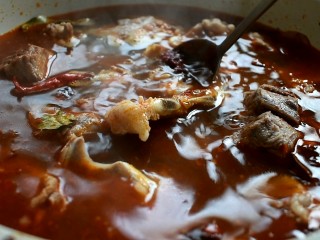 12、羊蝎子火锅,加入一块腐乳