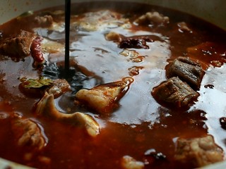 13、羊蝎子火锅,淋入2勺老抽