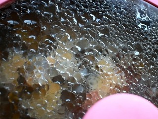 15、羊蝎子火锅,水开之后转小火,盖锅盖焖煮2小时