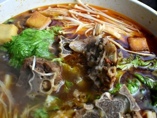 18、羊蝎子火锅,吃肉、涮菜、来口酒,齐啦!