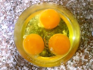 1、日式厚蛋烧,三个鸡蛋打入碗中