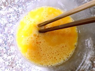 3、日式厚蛋烧,再将蛋液充分搅拌均匀