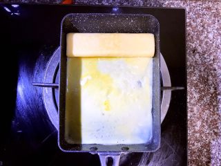 11、日式厚蛋烧,后续每次倒入蛋液的时候要记得让蛋液流入刚卷好的蛋卷底部哦