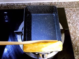 18、日式厚蛋烧,蛋卷的四个面都用木铲不断的翻面轻压尽量塑形成规整的长方体