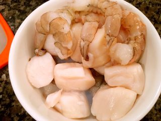 1、鲜虾瑶柱酱(详细版),将虾和瑶柱洗净备用。虾去虾线,瑶柱反复过水,冲出细沙。看着白白嫩嫩的,里面藏着好多沙呢。