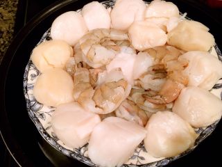 2、鲜虾瑶柱酱(详细版),将瑶柱和虾沥干水放入盘子里,上锅大火蒸10分钟。这期间可以准备其他食材。