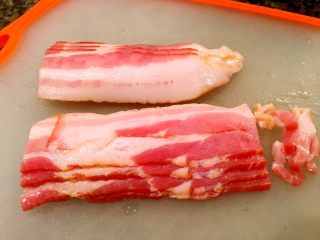 3、鲜虾瑶柱酱(详细版),将培根切粒,切小一些,方便等下爆油。