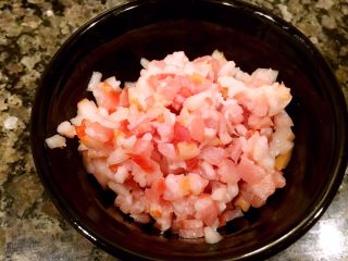 4、鲜虾瑶柱酱(详细版),培根切成如图大小的小粒,将切好的培根装好备用。准备完食材,就该培根下锅了。