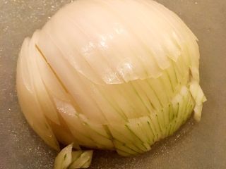 5、鲜虾瑶柱酱(详细版),切洋葱,方法是竖着切到底,根部不要切段,再横截面切到根部,不要切段。接着直接切下去,大小相对整齐的洋葱粒就切出来了。
