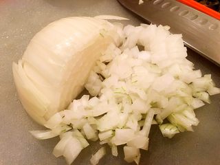 6、鲜虾瑶柱酱(详细版),就是如图的样子。大小差不多的洋葱粒便于等下油炸更均匀。