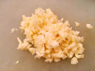 7、鲜虾瑶柱酱(详细版),大蒜切末。⚠️是切末,而不是用压蒜器。因为等下需要油炸,切末的大蒜粒受热更均匀。压蒜器挤出来的大小不一,容易部分先糊,而且容易跑汁。