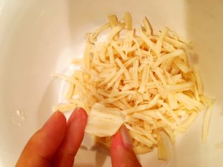 11、鲜虾瑶柱酱(详细版),把放凉的瑶柱撕成条状,如图所示。非常好撕,可以一边看剧一边操作。