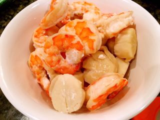 9、鲜虾瑶柱酱(详细版),将蒸好的虾和瑶柱用筷子夹起来,放到另一个碗里放凉,再加工。