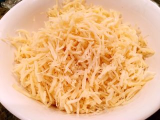 12、鲜虾瑶柱酱(详细版),用一集电视剧的时间,撕完了瑶柱。撕成如图大小即可。