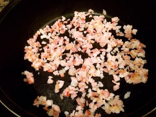 14、鲜虾瑶柱酱(详细版),锅烧热,转小火,不放油,直接将培根粒全部倒进锅里爆油。