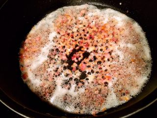 15、鲜虾瑶柱酱(详细版),直到锅里开始出现大量的油,产生大量泡沫,培根变成金黄色,即可将培根捞起来。