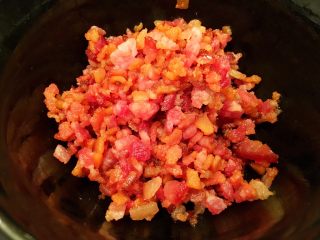 16、鲜虾瑶柱酱(详细版),捞起来的培根是这个样子的,千万不要炸太狠,否则培根就不香了。