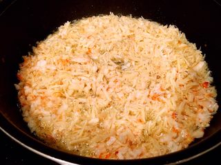 17、鲜虾瑶柱酱(详细版),往锅里倒油,锅热以后将瑶柱和虾放进去,中火油炸。