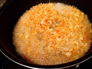 18、鲜虾瑶柱酱(详细版),将瑶柱和虾炸至金黄色,直到锅里产生大量的泡泡,表示水分基本已经炸干。