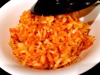 19、鲜虾瑶柱酱(详细版),将金色的虾和瑶柱碎捞起来备用。如图是比较好的颜色和状态。